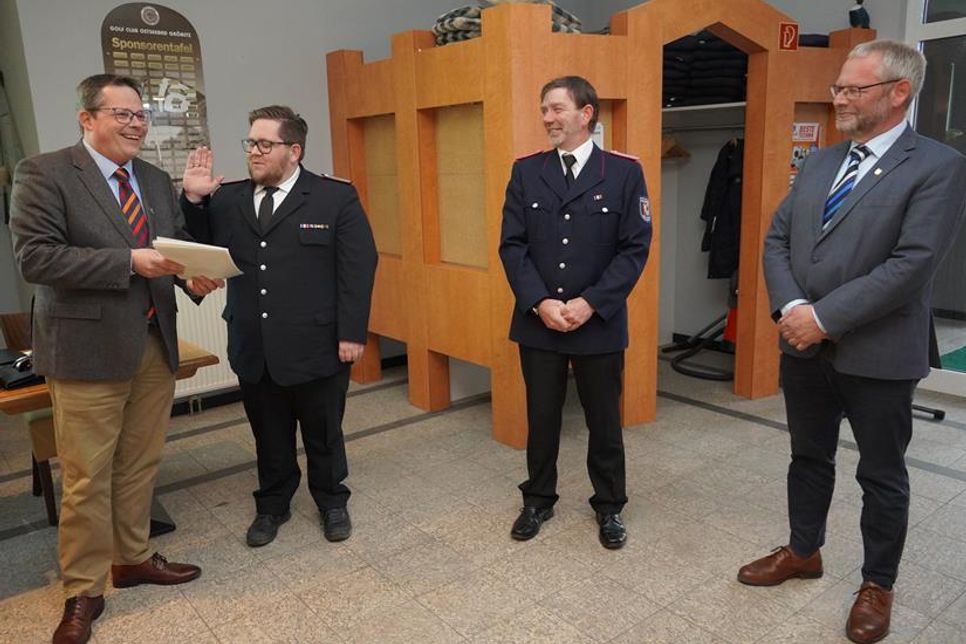 Bürgermeister Sebastian Rieke bei der Vereidigung mit Finn Hennings, Olav Meinert und Bürgervorsteher Matthias Dammer (v. lks.).