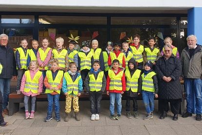 v.l.n.r. Frau Strauch (Verkehrswacht Ostholstein Nord), Herr Rohde (Stadtbürger-Stiftung Oldenburg in Holstein), Kinder der ersten Klasse mit neuen Warnwesten, Frau Böllnitz (Schulleiterin), Herr Wroblewski (Stadtbürger-Stiftung Oldenburg in Holstein), Herr Strauch (Verkehrswacht Ostholstein Nord)