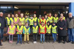 v.l.n.r. Frau Strauch (Verkehrswacht Ostholstein Nord), Herr Rohde (Stadtbürger-Stiftung Oldenburg in Holstein), Kinder der ersten Klasse mit neuen Warnwesten, Frau Böllnitz (Schulleiterin), Herr Wroblewski (Stadtbürger-Stiftung Oldenburg in Holstein), Herr Strauch (Verkehrswacht Ostholstein Nord)