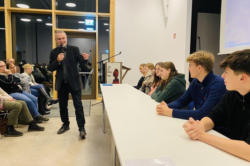 Schülerinnen und Schüler präsentierten den Film "Licht ins Dunkel".