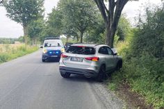 Aus bisher nicht geklärter Ursache kam der Ostholsteiner mit seinem Mercedes alleinbeteiligt nach rechts von der Fahrbahn ab und prallte frontal gegen einen Baum.