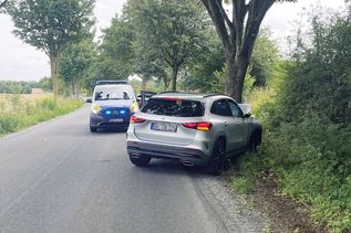 Aus bisher nicht geklärter Ursache kam der Ostholsteiner mit seinem Mercedes alleinbeteiligt nach rechts von der Fahrbahn ab und prallte frontal gegen einen Baum.