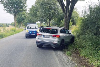 Aus bisher nicht geklärter Ursache kam der Ostholsteiner mit seinem Mercedes alleinbeteiligt nach rechts von der Fahrbahn ab und prallte frontal gegen einen Baum.