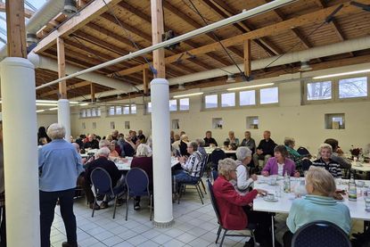 Viele nutzten die Gelegenheit, alte Bekannte wiederzutreffen, gemeinsam in Erinnerungen zu schwelgen und neue Kontakte zu knüpfen.