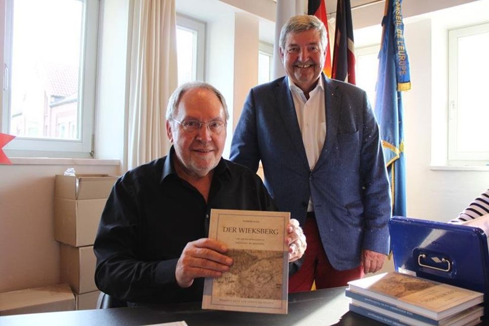 Autor Norbert Kahl mit Ernst-August Petsch (re.) vom Museumsverein.