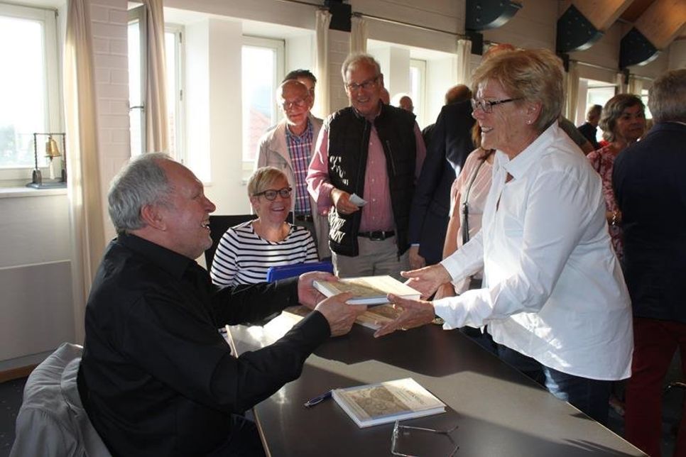 Großer Andrang: Norbert Kahl signierte im Rathaus die ersten Exemplare für die Käufer.