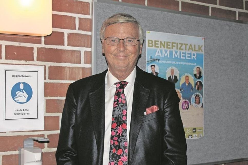 Stargast Wolfgang Bosbach kam mit kleiner Verspätung, aber gut gelaunt in die Gildehalle.