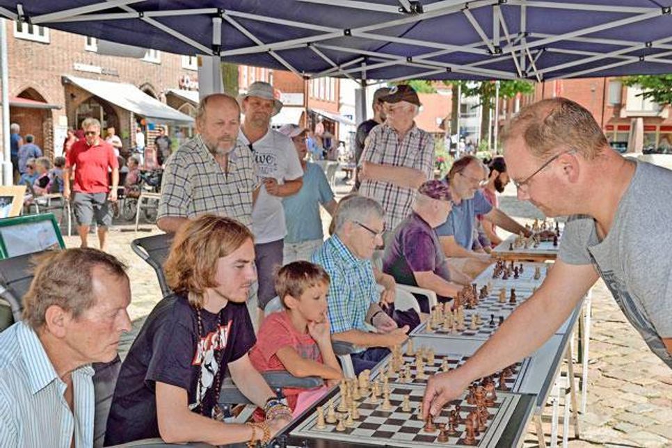 Zug um Zug in Richtung „Schachmatt“: Vereinsmeister Winus Müller spielt neun Gegner gleichzeitig aus. Fotos: Schneider