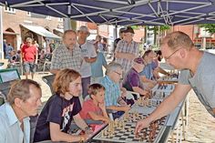 Zug um Zug in Richtung „Schachmatt“: Vereinsmeister Winus Müller spielt neun Gegner gleichzeitig aus. Fotos: Schneider