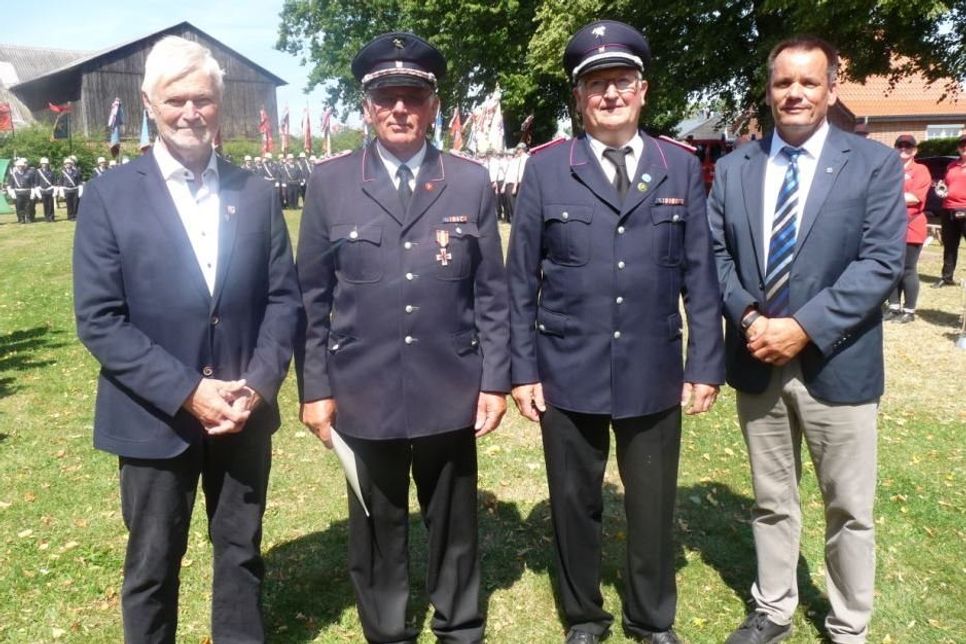 Für 40 Jahre aktiven Dienst in der Wehr wurde Klaus Kunikoski (2. v. lks.) mit dem Brandschutzehrenzeichen in Gold ausgezeichnet. Es gratulierten: Bürgervorsteher Heinz Bäker, Wehrführer Thorsten Ahrens und Bürgermeister Mark Burmeister (v. lks.).