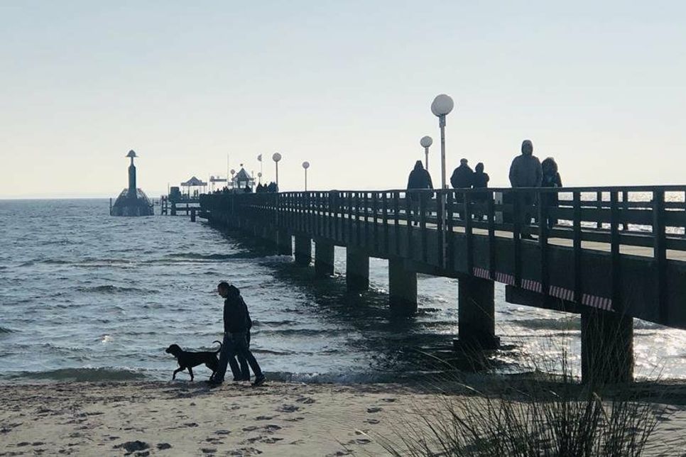 Auch im Winter ist die Seebrücke und der Grömitzer Strand ein beliebtes Ziel für Einheimische und Gäste.