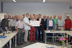 Die VR-Bank übergab den Scheck über 500 Euro.