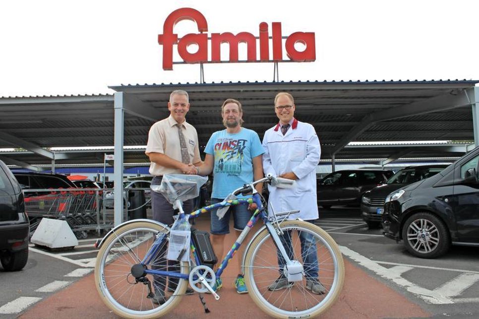 Gewinner Kay Zweiacker (Mi.) mit Warenhausleiter Sven Rasmussen (lks.) und seinem Stellvertreter Clemens Bernhardt.