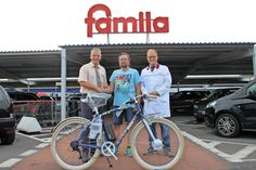 Gewinner Kay Zweiacker (Mi.) mit Warenhausleiter Sven Rasmussen (lks.) und seinem Stellvertreter Clemens Bernhardt.