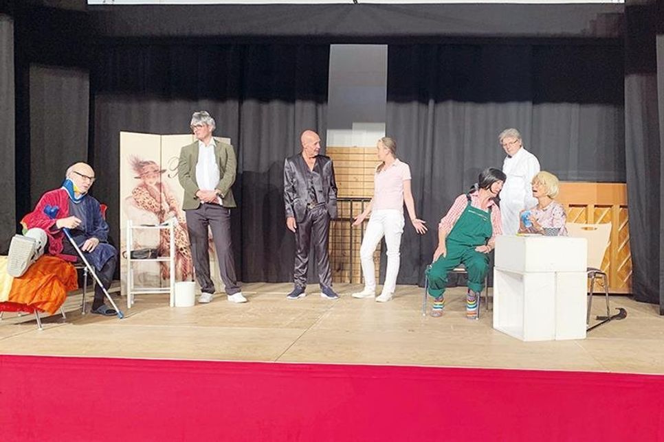 Viermal spielt die „bühne 15“ der Volkshochschule Bad Schwartau das muntere Stück „Heinrich gib Acht!“.