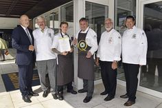 Übergabe der Auszeichnung: Hoteldirektor Jochen Stop (von links), Johann Grassmugg, Vizepräsident Verband der Köche Deutschland, Katrin Nitzer, Commis de Cuisine (Orangerie), Sternekoch Lutz Niemann, Uwe Langbehn, 2. Vorsitzender Verein Lübecker Köche, und Thomas Friess, Landesvorsitzender Verband der Köche Nord.