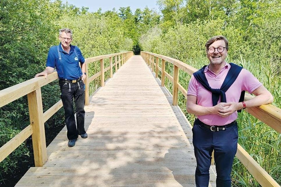 Bürgermeister Sven Partheil-Böhnke (vorne rechts) und Wolfgang Hargus von der gleichnamigen Zimmerei auf der neuen Pionierbrücke, die vor Kurzem offiziell eröffnet wurde.