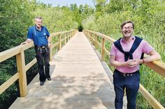Bürgermeister Sven Partheil-Böhnke (vorne rechts) und Wolfgang Hargus von der gleichnamigen Zimmerei auf der neuen Pionierbrücke, die vor Kurzem offiziell eröffnet wurde.