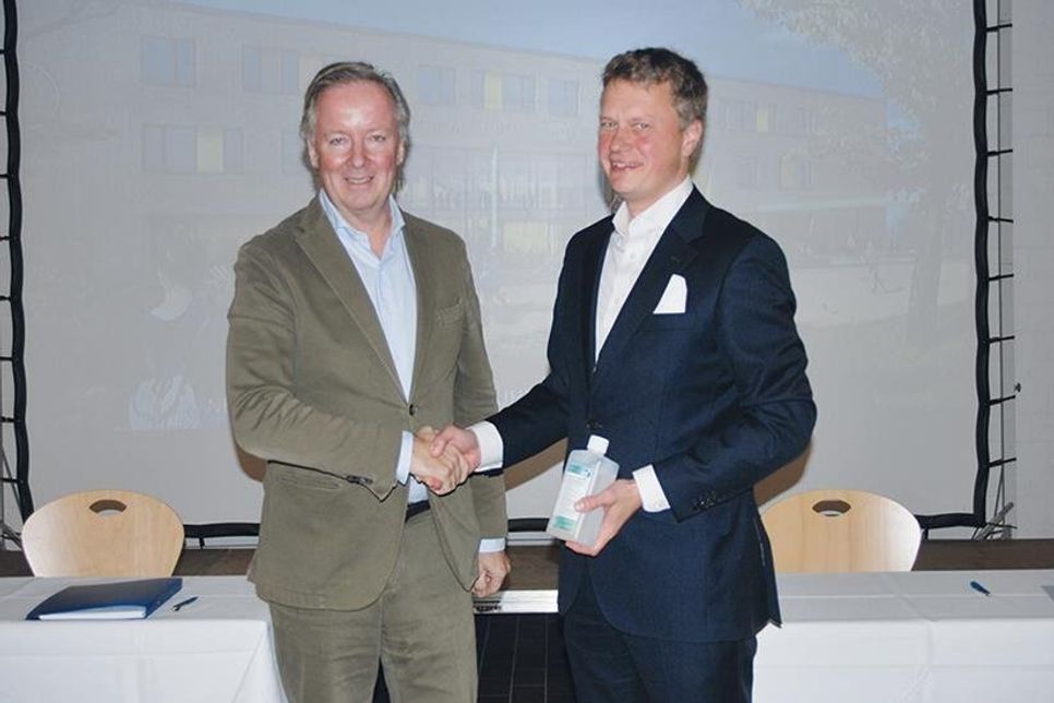 Nach der Unterzeichnung für den Neubau des Gymnasiums am Mühlenberg erfolgte – nach vorheriger Desinfektion der Hände – der Handschlag zwischen Bauunternehmer Stefan Wulff (links) und Bürgermeister Dr. Uwe Brinkmann.
