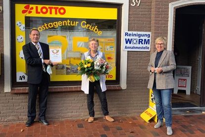 Bild vrnl.: Bürgermeisterin Kirsten Sköries, Partnerin  Barbara Spahrbier, Vertriebsmanager Uwe Ziegenhagen, Deutsche Post (Foto: Thorn Schütt DPDHL)