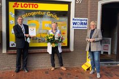 Bild vrnl.: Bürgermeisterin Kirsten Sköries, Partnerin  Barbara Spahrbier, Vertriebsmanager Uwe Ziegenhagen, Deutsche Post (Foto: Thorn Schütt DPDHL)