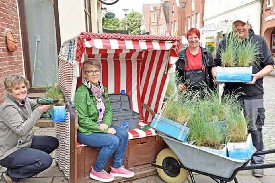 Michaela Lindemann, Anleiterin im Gartenlandschaftsbau von Land in Sicht, die Vorsitzende des Plöner Vereins Stadtmarketing Wiebke Kiß und die Land in Sicht-Teilnehmer Matina Ehlers und Ingo Strenge präsentierten das Strandkorb-Pflanzprojekt, einer weiteren Initiative zur Verschönerung der Innenstadt.