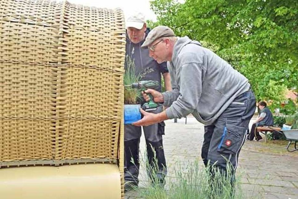 Fest angeschraubt sorgen die maritim gestalteten Kästen für zusätzliche Stabilität der Sitzmöbel ...