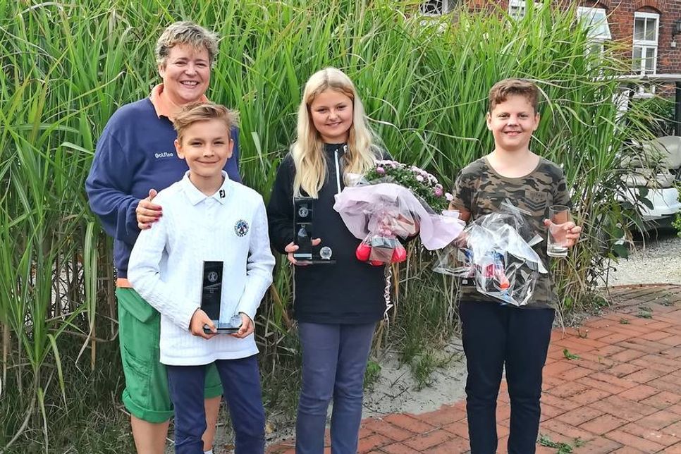Beusloe. Im GC Brodauer Mühle fanden die Jugend-Clubmeisterschaften statt. Bei sonnigem Spätsommerwetter, besten Platzverhältnissen und sehr fairem Miteinander wurden die Jugendclubmeister ausgespielt. Jugendwartin Steffi Buhtz gratulierte im Rahmen der Siegerehrung Charlotte Ankele zur Meisterin bei den Mädchen. Bei den Jungen siegte Phil Blaschke vor Fynn Zimmermann. Das Jugendtraining in Brodau findet samstags von 12 bis 13.30 Uhr statt. Die Youngsters zwischen 4 1/2 und 8 Jahren trainieren von 13.30 bis 14.30 Uhr. Gäste, auch Anfänger und Schnupperer sind willkommen. (red)