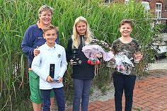 Beusloe. Im GC Brodauer Mühle fanden die Jugend-Clubmeisterschaften statt. Bei sonnigem Spätsommerwetter, besten Platzverhältnissen und sehr fairem Miteinander wurden die Jugendclubmeister ausgespielt. Jugendwartin Steffi Buhtz gratulierte im Rahmen der Siegerehrung Charlotte Ankele zur Meisterin bei den Mädchen. Bei den Jungen siegte Phil Blaschke vor Fynn Zimmermann. Das Jugendtraining in Brodau findet samstags von 12 bis 13.30 Uhr statt. Die Youngsters zwischen 4 1/2 und 8 Jahren trainieren von 13.30 bis 14.30 Uhr. Gäste, auch Anfänger und Schnupperer sind willkommen. (red)