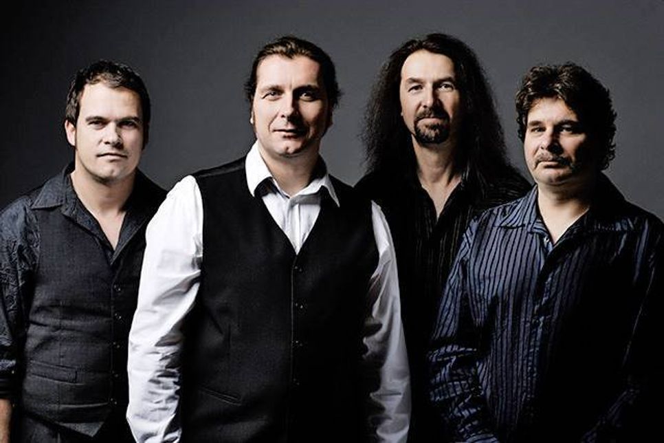 „Status Quo“, wer kennt sie nicht. Die Band „Quotime“ will dem Publikum ein Stück Rockgeschichte auf eindrucksvolle Weise präsentieren mit Songs wie „Rockin all over the World“, „Whatever you want“ oder „Down Down“ in einer powergeladenen Rock‘n‘Roll Show. Die im Jahr 2009 gegründeten „Quotime“ erinnern nicht nur an die großen Hits von „Status Quo“ - auch die Songs der ersten „Quo“-LPs, als die Band noch ihren Sound suchte und dabei Meisterwerke wie „Matchstick Men“ schuf, werden live bemerkenswert authentisch performt.