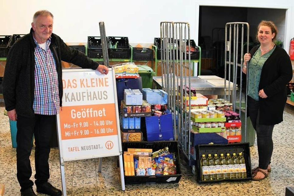 Luzie Rohde-Linde übergab nicht nur Geld, sondern vor allem dringend benötigte Lebensmittel an den 1. Vorsitzenden der Tafel Olf Leder.