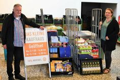 Luzie Rohde-Linde übergab nicht nur Geld, sondern vor allem dringend benötigte Lebensmittel an den 1. Vorsitzenden der Tafel Olf Leder.