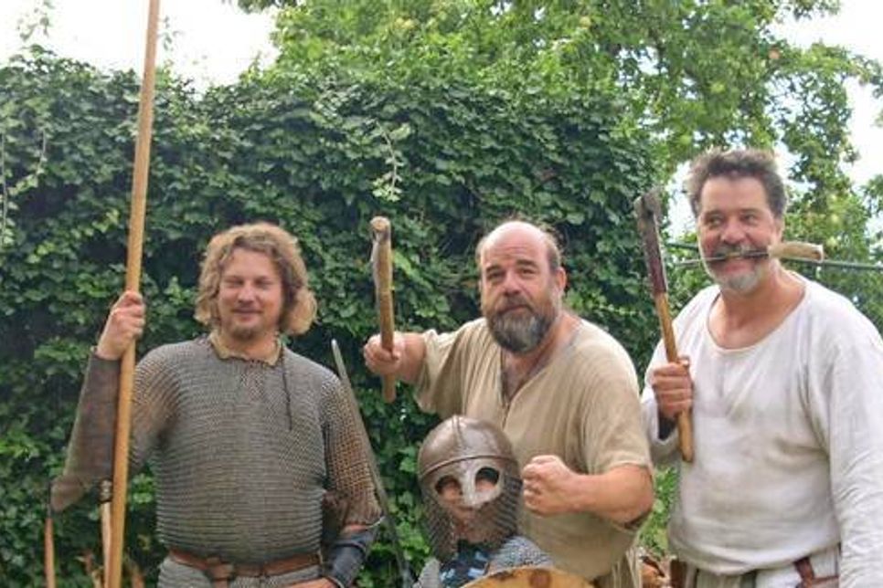 Mit lockeren Sprüchen demonstriert das Team, wie Kampf im Mittelalter stattgefunden hat.