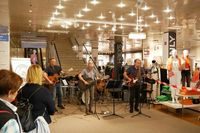 Livemusik im eska Kaufhaus mit der Coast Travelers Band.