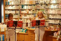 Ein ungewöhnliches Bild: Querflöten-Klänge in der Markt-Apotheke.
