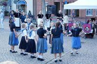 Tanzvorführungen des Neustädter Volkstanzkreises auf dem Marktplatz.