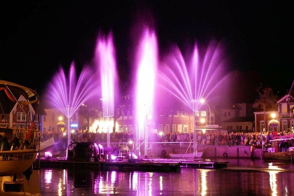 Strahlender Abschluss: Bei „Flames of Water“ erstrahlte der Hafen wieder in den schönsten Farben zu imposanter Musik.