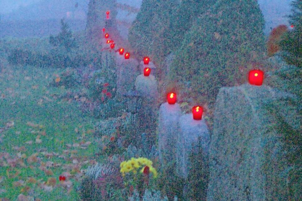 Lichterandacht auf dem Friedhof.
