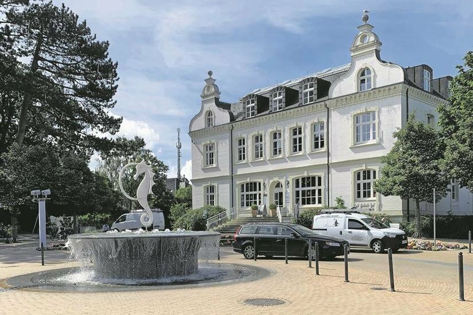 Idyllisch auch das Ortszentrum von Timmendorfer Strand mit dem Rathaus und dem Brunnen.