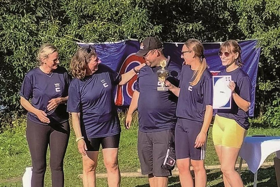 Die Siegerinnen bei den Frauenteams - Eutin I mit Coach und Regatta-Leiter Christian Noel
