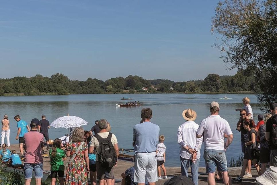 Gäste in der ersten Reihe beim Zieleinlauf II
