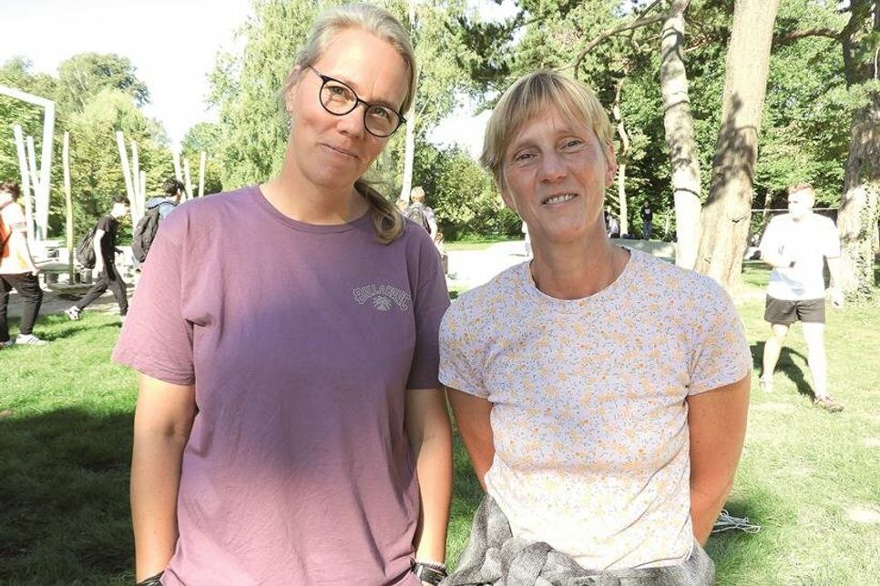 Kirsten Lux (re.) und Vanessa Schwabe haben den Sporttag mit den Schülerinnen und Schülern organisiert.