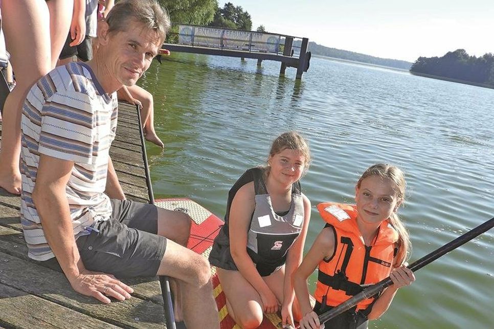 Aimee und Amelie legen ab zum SUP, Christian Lux hat ein Auge drauf.