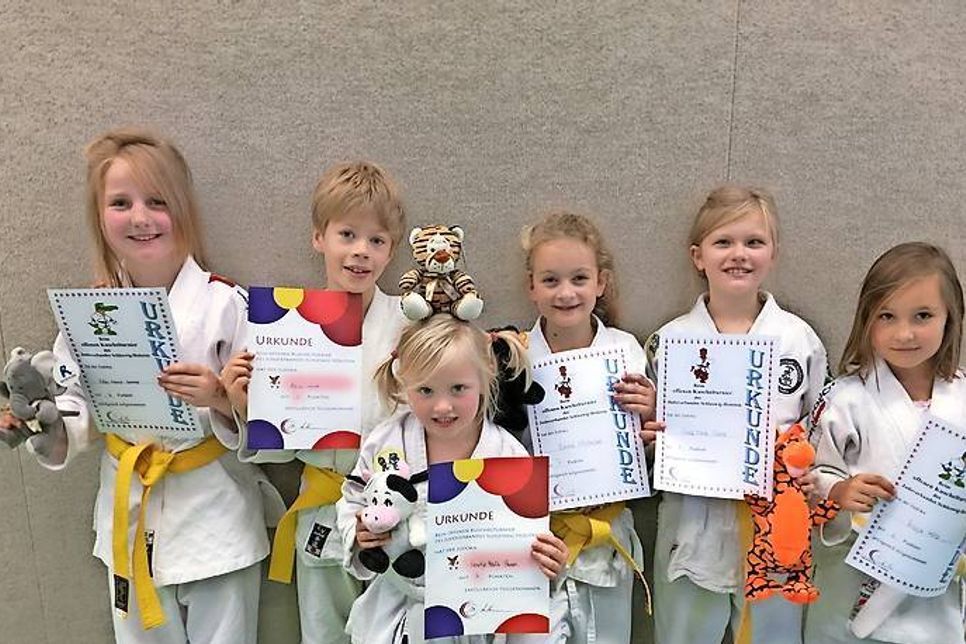 In Oldenburg fand das Kuscheltierturnier statt. 158 Judokinder kamen aus ganz Schleswig-Holstein, um sich unter vereinfachten Regeln ihre Judokenntnisse unter Beweis zu stellen. Als Belohnung bekam jeder Judoka ein Kuscheltier. Das Foto zeigt Ella-Marie Richter, Magnus Schmidt, Sontje Mailin Swars, Emelie Hölzbecher, Svea Marie Swars und Ronja Mütz. (red)