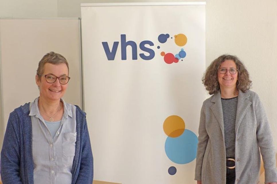 Hoffen, dass es nach den Osterferien endlich wieder mit den Kursen losgehen kann: Birte Petersen und Annette Rudolph aus dem Team der Eutiner Volkshochschule.
