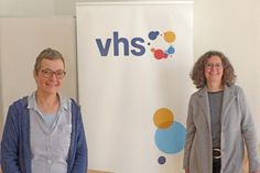 Hoffen, dass es nach den Osterferien endlich wieder mit den Kursen losgehen kann: Birte Petersen und Annette Rudolph aus dem Team der Eutiner Volkshochschule.