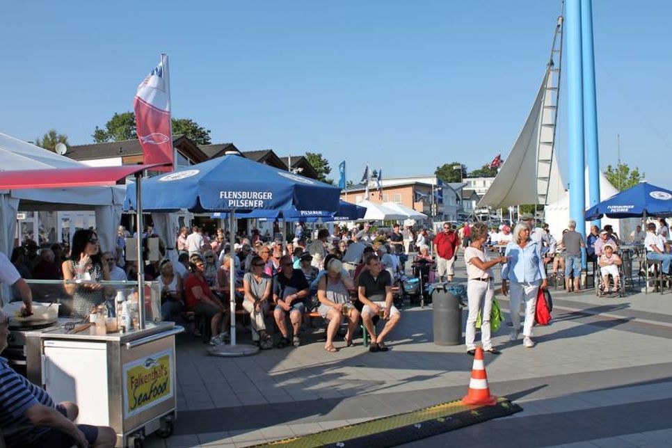 Im Schatten der Musik lauschen und dazu eine kühle Erfrischung - so konnte man es sehr gut aushalten.