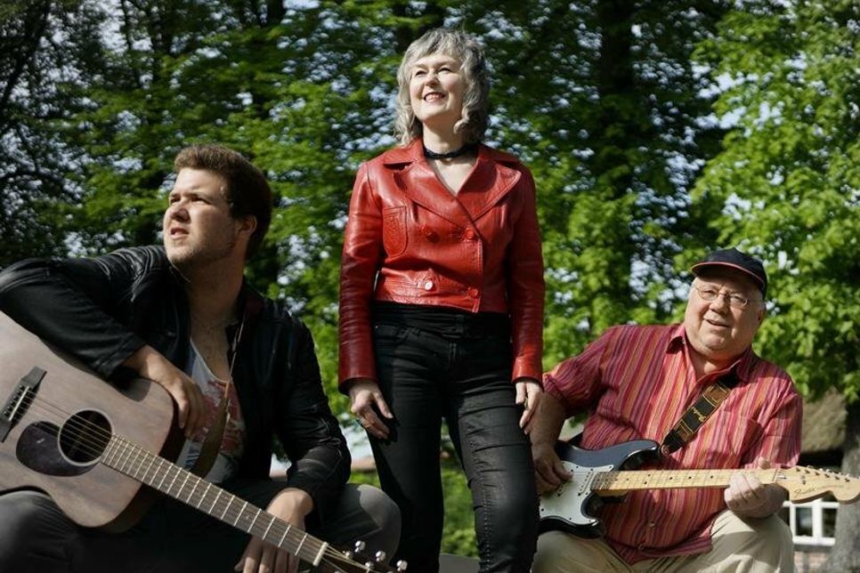 In bewährter Besetzung kommt das Trio mit Sängerin Gesine Thermann und den beiden Gitarristen Florian Peters und Gerrit Gätjens wieder nach Altenkrempe. (Foto: Gesine Thermann)