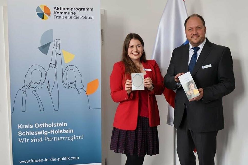 Kreisgleichstellungsbeauftragte Anna-Theresa Boos und Landrat Timo Gaarz werben für das „Aktionsprogramm Kommune - Mehr Frauen in die Politik“. (Foto: Anna-Theresa Boos)