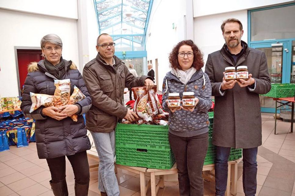 Spendenübergabe durch Lions-Präsident Hayung Köhler (re.), Activity-Beauftragten Heinz-Jörg Stieglitz und Barbara Oldenburg vom Lions Club Lübecker Bucht an Gabriele Dede (2.v.re.), ehrenamtliche Helferin der Timmendorfer Tafel. (Foto: René Kleinschmidt)